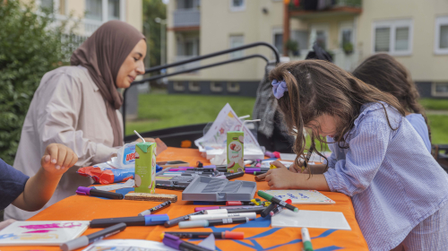Kinderen zijn geconcentreerd tegeltjes aan het verven