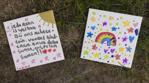 Zelfgemaakte tegeltjes die de kinderen gemaakt hebben