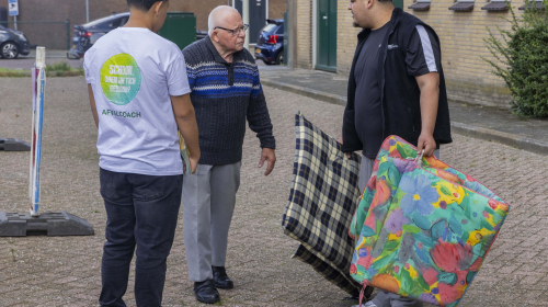 Bewoners met tuinkussens in de handen