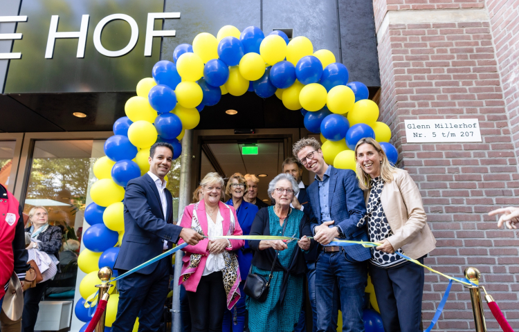 Het lint doorknippen voor de officiële opening van Loosduinse Hof