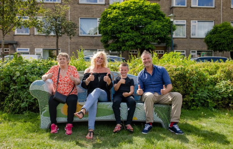 Bewoners op het mozaiekbankje dat net onthuld is