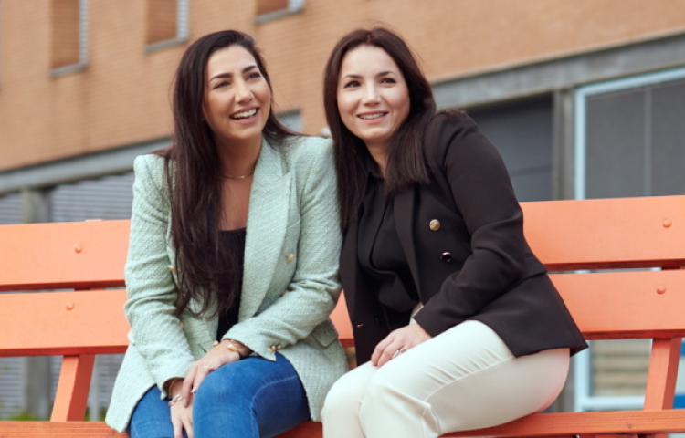 Zusjes en collega's Selma en Emine samen op een bankje