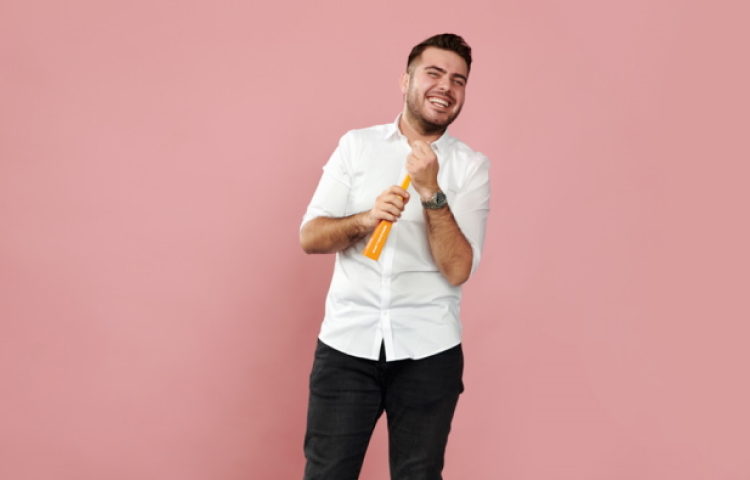 Collega Faruk opent een fles limonade