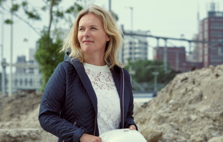 Collega Rianne op een bouwplaats