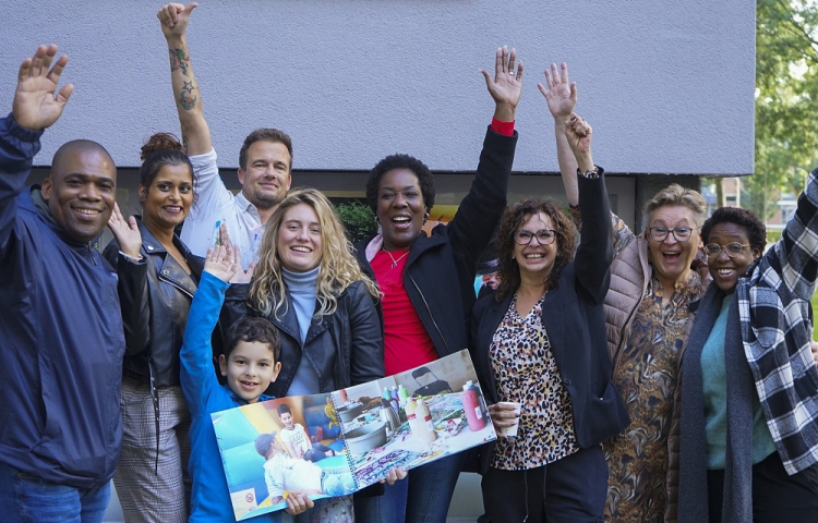 Enthousiaste groep deelnemers aan Kleurrijk Mariahoeve