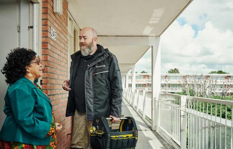 Monteur in gesprek met bewoner