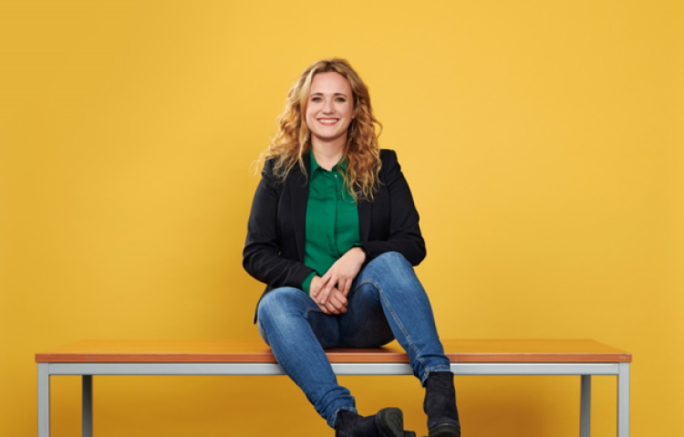 Willemijn zittend op een bankje