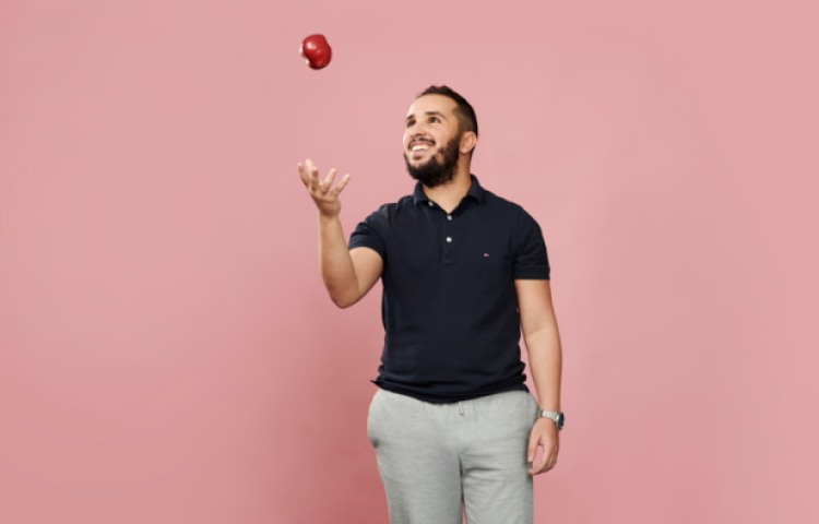 Collega Youness gooit een balletje in de lucht