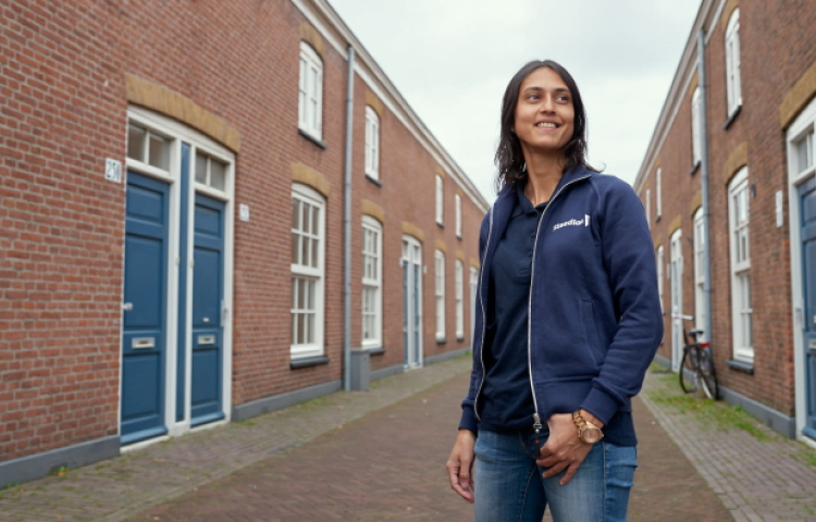 Complexbeheerder Chantal voor de woningen in Het Rode Dorp