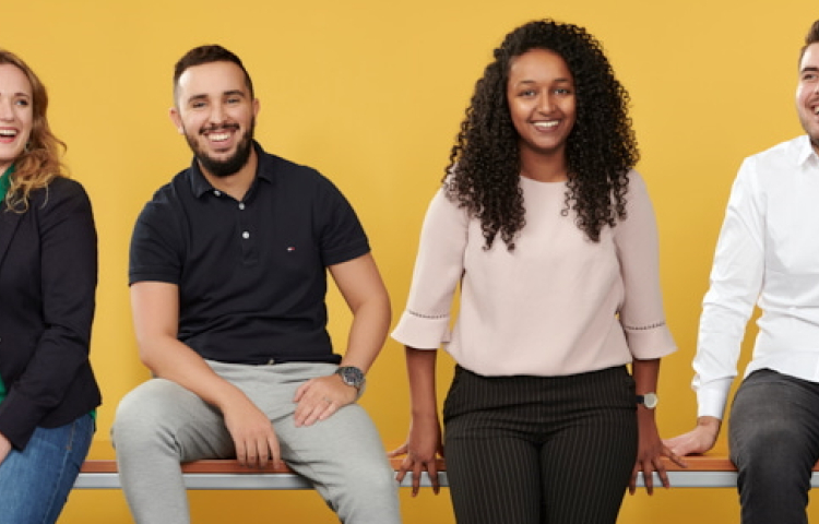 Vier van onze talenten samen op een bank