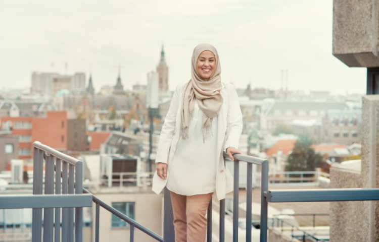 Medewerker Nasira met op de achtergrond de Haagse binnenstad