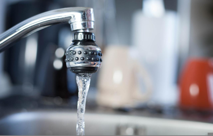 Een kraan waar water uit komt