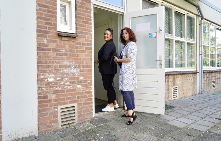 Collega's Serina en Caroline in de deuropening