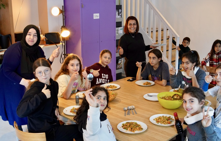 Gezamenlijk eten door de jeugd in Pandje 4