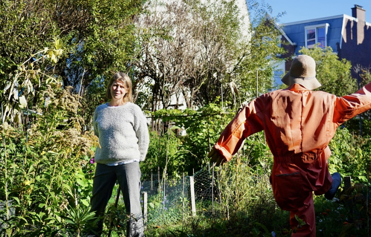 Marianne samen met vogelverschrikker in Spinozahof