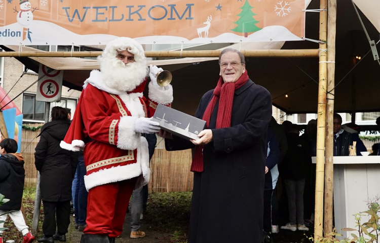 De heer Janssens ontvangt een pakket van de kerstman