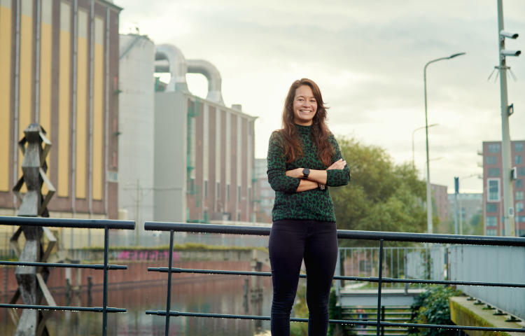 Collega Isabel voor de Energiecentrale