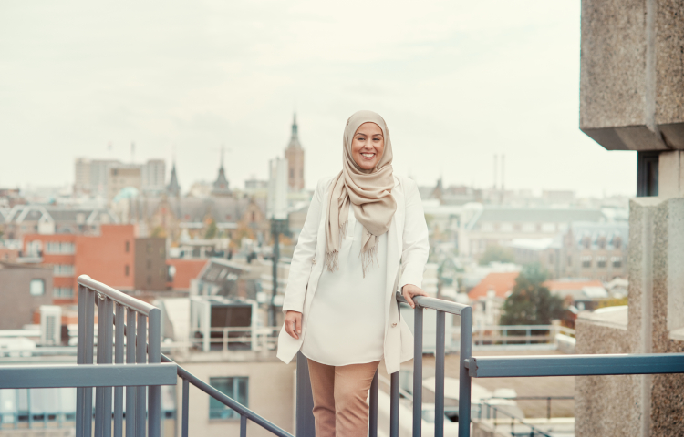 Collega Nasira met Den Haag op de achtergrond