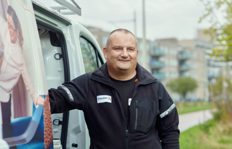 Collega Mike bij zijn bus