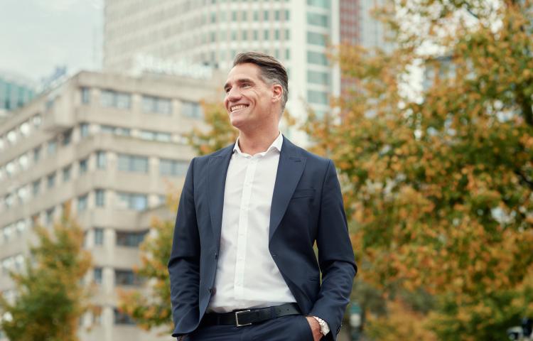 Collega Ewout met Staedionkantoor op de achtergrond