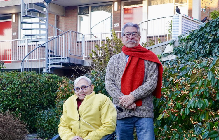 Joecke en Max voor de woningen