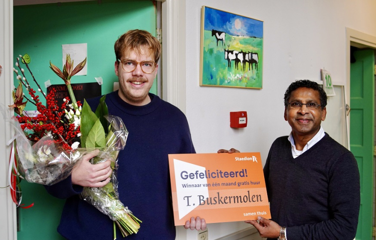 Tijmen ontvangt de cheque voor een maand gratis huur
