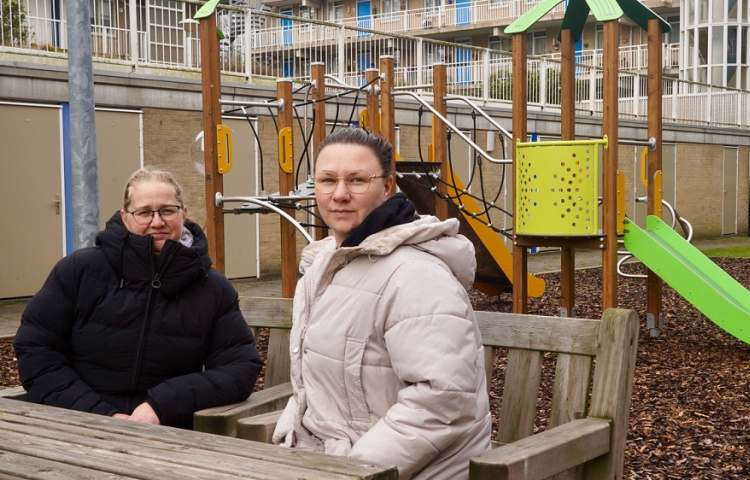 Vicky en Christa voor het speeltoestel in de tuin