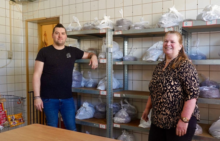 Vrijwilligers Jolanda en Robin bij de dierenvoedselbank