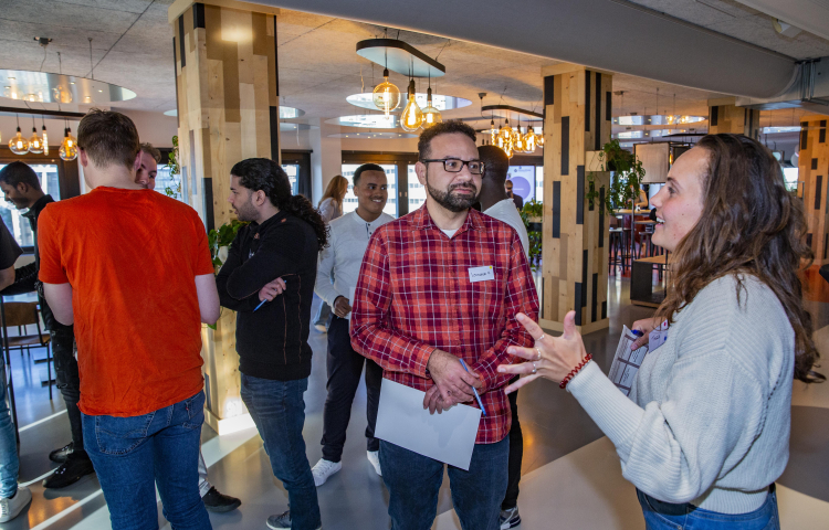 Friends leren elkaar kennen op evenement Staedion