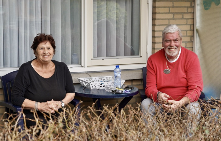 Tineke en Paul voor hun nieuwe woning in Loosduinen