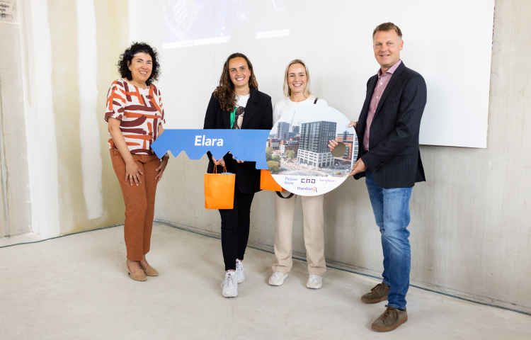 Nieuwe bewoners ontvangen de sleutel