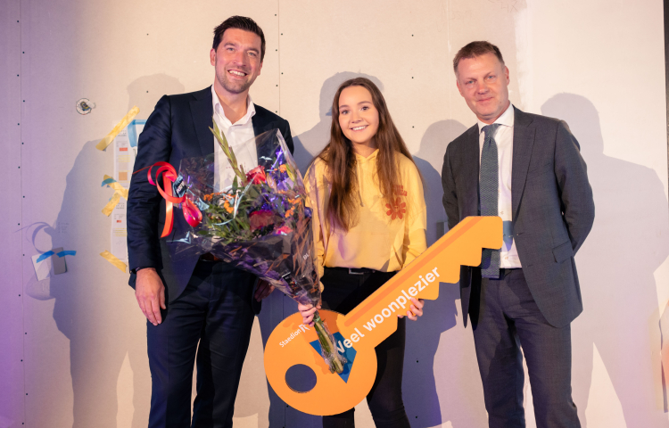 Eerste bewoner ontvangt sleutel van wethouder van Asten en Gijsbert van Herk