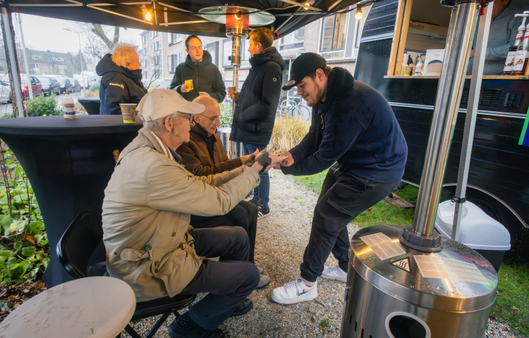bewoners ontvangen koffie bij de kerstcaravan