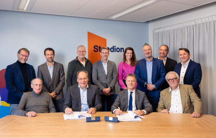 De bestuurders van Staedion en Omnia Wonen tekenden de overeenkomsten voor de verkoop