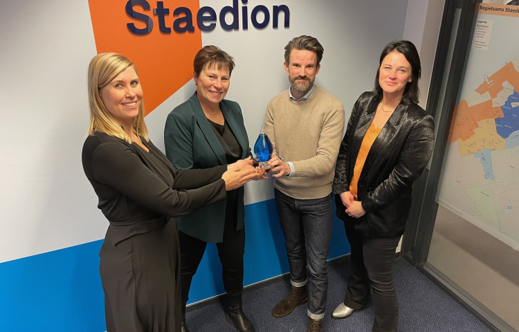 Collega's Staedion en Flink neemt Splash Award in handen