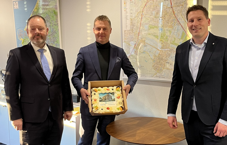 Wethouder van Kuppeveld, Gijsbert van Herk en Stefan Boere met taart tijdens ondertekening