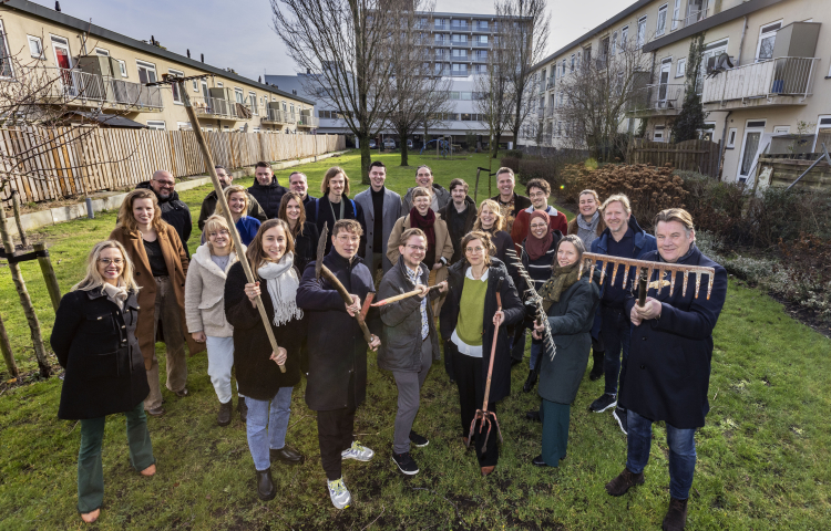 Groepsfoto in een binnentuin in Den Haag Zuidwest