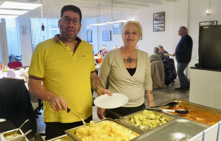 Eric en Roos bij het de maaltijd van BBD aan tafel