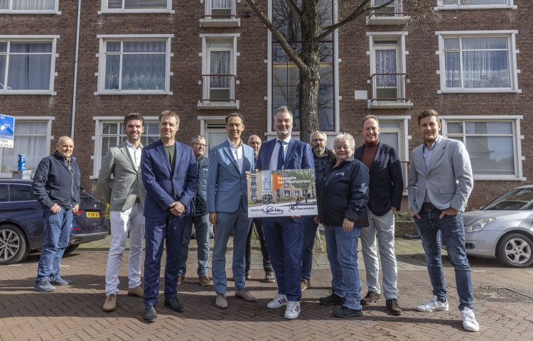 De aanneemovereenkomst voor de renovatie van de Van Maerlantlaan is getekend, groepsfoto met aanwezigen