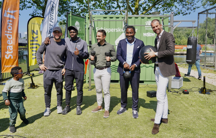 Aanwezigen tijdens de opening van de Gymbox in het Schipperskwartier