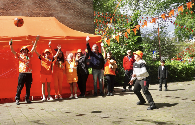 Met zijn alle voor de oranje tent op de Riddersdreef
