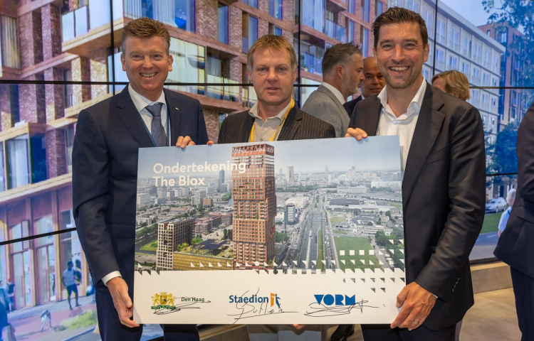 Harns Meurs, Gijsbert van Herk en Robert van Asten met een ondertekend bord voor The Blox
