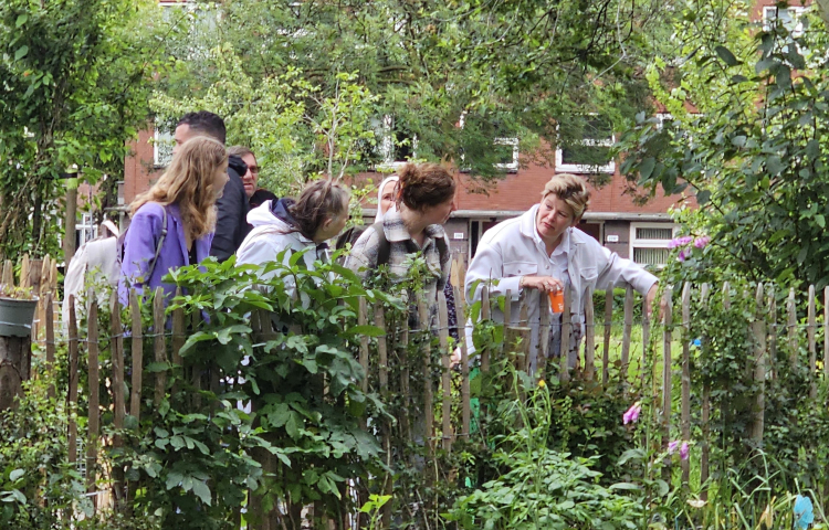 Wethouder Vavier bij de moestuin