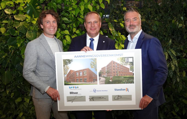 De ondertekenaars van de aanneemovereekomst voor Hart van Nootdorp