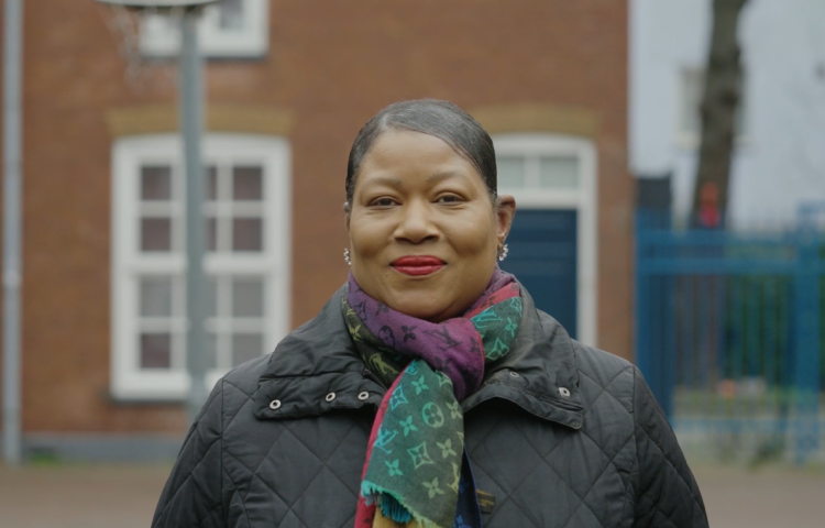 Portretfoto van Giraida Weert, consultent Sociaal Beheer in de wijk