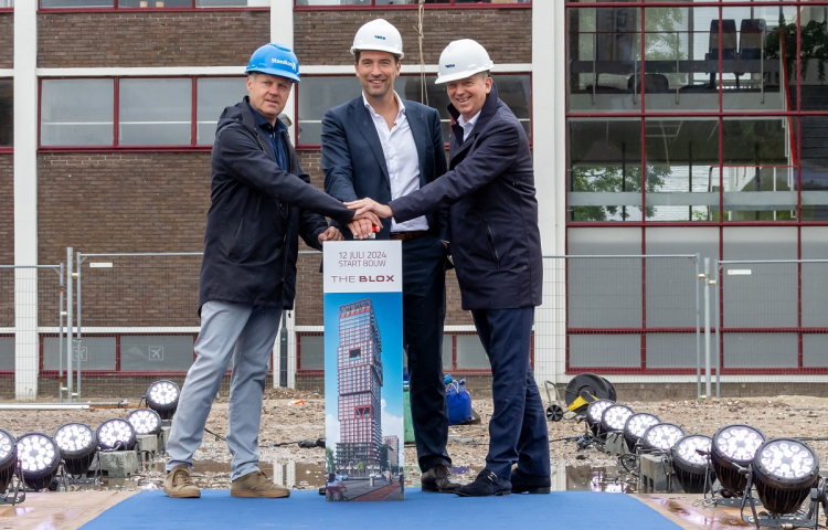 Gijsbert van Herk, Robert van Asten en Hans Meurs geven het startsein voor The Blox