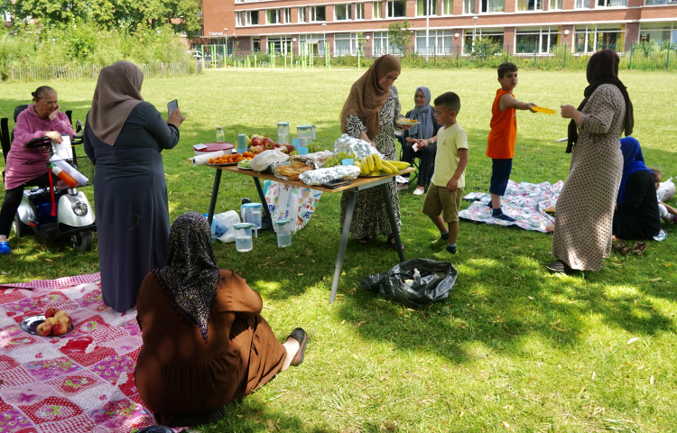 Vrouwen in het park met kinderen tijdens de picknick