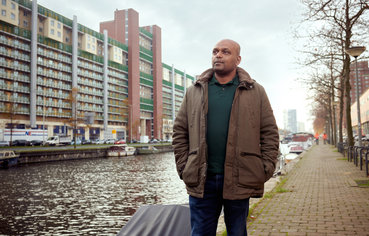 Radjin Doekaloe met op de achtergrond De Lamel in Den Haag