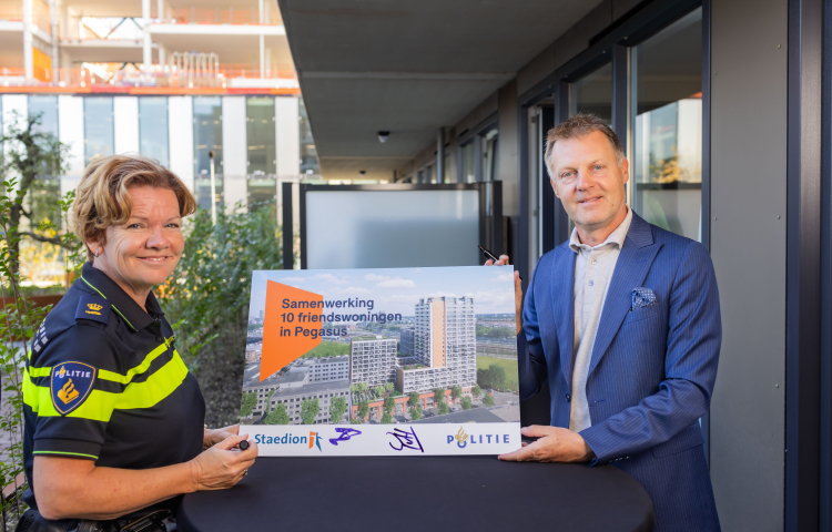 Anja de Bruin en Gijsbert van Herk hebben hun handtekening gezet voor de samenwerking