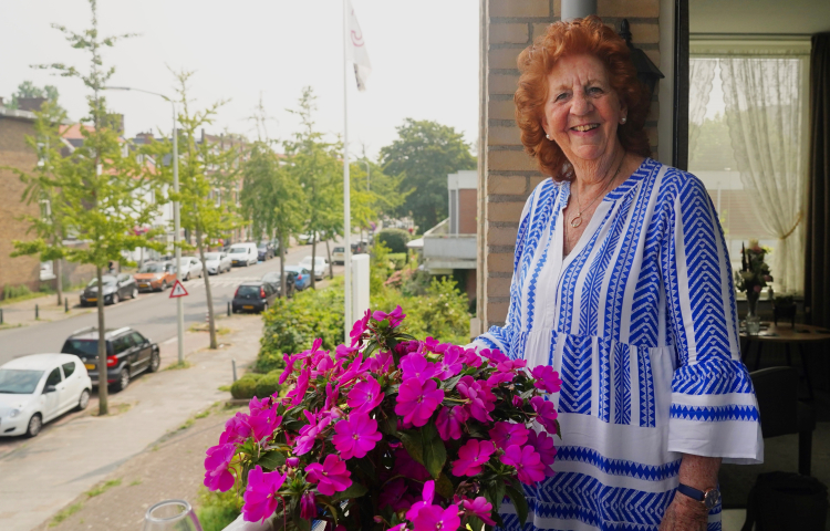 Plony op haar balkon in haar nieuwe woning in Loosduinen